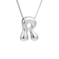 Nahaufnahme des silbernen Buchstaben Anhänger Halskette mit glatter Metallstruktur Glanz. - Buchstabe R (Einzelner Anhänger) / Silber