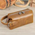 Trousse de toilette marron en cuir veritable pour homme sac a main vintage voyage. - Marron