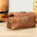 Sac pochette tressé en cuir véritable pour hommes, trousse de toilette marron avec poignée. - Marron embossé