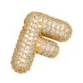 Nahaufnahme des klobigen Buchstaben-F-Anhängers, Zirkonia vergoldeter Hip-Hop-Schmuck-Detail. - F (Anhänger)