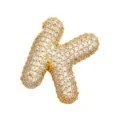 Nahaufnahme des funkelnden goldenen Buchstaben Anhängers mit Zirkonia Detail Ansicht. - K (Anhänger)