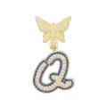 Goldener Schmetterling Buchstabe Q Anhänger Detail mit blauen und weißen Zirkonia Steinen. - Buchstabe Q
