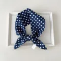 Dunkelblaue Baumwoll-Punkte Bandana Halstuch, stilvolles Haarband für Damen im Frühling Sommer. - 05 Spitz - Punktiert Marineblau