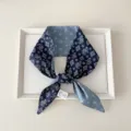 Elegantes doppelseitiges gemustertes kleines Twilly-Seidenband für Damen, ideal für Hals oder Haare. - 08 Spitz - Floraler Rhombus Marineblau