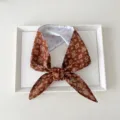 Schicker brauner Paisley-Muster Bandana Schal, stilvolles Halstuch und vielseitiges Haarband. - 09 Spitz - Floraler Rhombus Karamell