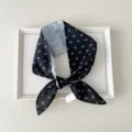 Detailansicht eines schwarzen gepunkteten Seidenschals, ideal als modisches Halstuch oder Haarband. - 12 Spitz - Achtblättrige Blume Schwarz