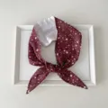 Detailansicht eines burgunderroten geblümten Bändchen-Schals, ideal als schickes Haarband oder Armband. - 14 Spitz - Punktierte Ranken Weinrot