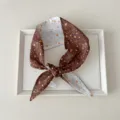 Detailansicht des braunen floralen Bandes, eleganter Haar- und Halsschmuck, schickes Accessoire. - 16 Spitz - Punktierte Ranken Braun