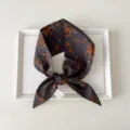Gepblümter spitzer Schal, ideal als Halstuch, Haarband oder modisches Handgelenk-Accessoire. - 23 Spitzes Ende - Kleine orangefarbene Blumen
