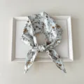Nahaufnahme des Vintage Blumen Baumwoll Bandtuchs, elegantes Haarband und Halstuch. - 25 Spitzes Ende - Feine Zweige mit Streublumen