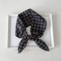 Schicker karierter Twilly Schal für Damen, vielseitiges Band für Haar, Handgelenk oder Hals. - 30 Spitzes Ende - Kleine Webkaros Schwarz