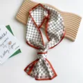 Elegante bufanda de seda estrecha con patrón D, ideal para cuello, bolso o cabello. - Marco D Rojo Anaranjado