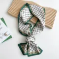 Pañuelo de seda largo y estrecho elegante con borde verde y estampado de letras. - Marco D Verde