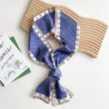 Pañuelo de seda estrecho azul con estampado de monograma, twilly elegante y cinta chic de bolso. - Marco D Azul