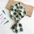 Bufanda twilly de cuadros verde y blanco con corazones, pañuelo de cuello estrecho. - Cuadros de Corazón Verde