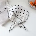 Foulard triangulaire en coton à pois blancs élégant bandana tour de cou pour femmes - Blanc cassé à pois