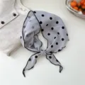 Foulard triangulaire en coton à pois gris pour femme, tour de cou tendance printemps-été. - Pois Gris Clair