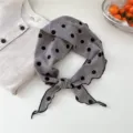 Foulard triangulaire en coton à pois gris pour femmes, chic foulard de cou et bandeau. - Gris moyen à pois
