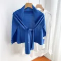Detalle de chal de punto azul real, tela cómoda, elegante cubierta para hombros. - Azul Zafiro