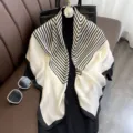 Elegante foulard quadrato in seta a righe nere e bianche da donna, accessorio moda di 90x90cm. - 23108 Immagine Principale