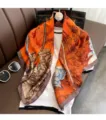 Elegante foulard quadrato in seta arancione con paesaggio vintage, accessorio versatile chic. - 23109 Arancione