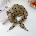 Foulard triangulaire en coton à pois kaki, bandeau chic pour la mode printemps été. - Khaki à Pois