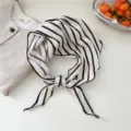 Foulard triangulaire à rayures noires et blanches, bandeau et accessoire de cou élégant. - Rayé Blanc Lait