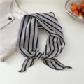 Variante foulard en coton rayé, accessoire chic et ruban pour cheveux pour tenues printanières. - Rayé Gris