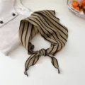 Foulard triangulaire en coton rayé pour femmes, élégant foulard et bandeau pour un usage quotidien. - Pièce unique kaki