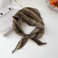 Élégant foulard en coton rayé marron, accessoire parfait pour la mode du printemps et d'été. - Multi Rayé Kaki