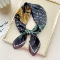 Seidentuch quadratisch Damen Schal retro Buchstaben Print elegante Halskrause Accessoire - 1 Kritzel Englisch Schwarz