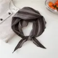 Foulard triangulaire rayé petit tour de cou pour femmes printemps été mode décoratif foulard élégant - Multi Rayé Gris