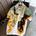 Elegante foulard quadrato da donna in imitazione seta con stampa geometrica e floreale. - 23121 Immagine Principale