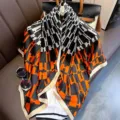 Elegante foulard quadrato in seta da donna con classico motivo geometrico, versatile. - 23207 Immagine Principale