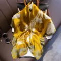 Elegante foulard in seta gialla con fiori, 90x90cm stile versatile per collo da donna. - 23212 Immagine Principale