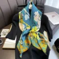 Elegante foulard quadrato in seta blu e giallo, sciarpa floreale di lusso da donna. - 22109 Immagine Principale