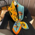 Elegante foulard quadrato in seta con fiori, design bicolore giallo e blu per donne. - 23225 Immagine Principale