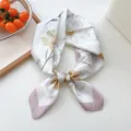 Weißes bedrucktes Seiden-Quadrat-Halstuch für Damen, stilvolles Frühlings-Sommer-Accessoire. - Weißer Pera Rosa Rand