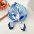 Blaues abstraktes Seidentuch für Damen, leichtes quadratisches Halstuch Accessoire für Frühling. - Pinsel Große Blaue Blume