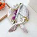 Seidentuch quadratisch für Damen, elegantes Blumenmuster Halstuch, Frühlings Sommer Accessoire. - Lila Frische Blume Taro Rand