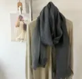 Bufanda larga transparente de seda y lana gris oscuro, chal liso ligero y transpirable para el otoño. - Grafito