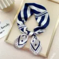 Foulard quadrato in seta a righe blu e bianche, elegante variante per camicie professionali. - 8 Stella Rombo Riga Navy