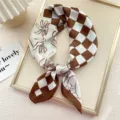 Elegante foulard di seta a quadri marrone e bianco, fazzoletto da collo alla moda per donna. - 10 Quadri Linea Marrone