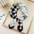 Foulard in seta quadrato nero e bianco, elegante stampa artistica a quadri da donna. - 11 Quadri Linea Bianco Nero