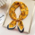Foulard quadrato in seta gialla con motivo di cavallo e cintura, accessorio chic per camicie. - 12 Cavallo Cintura Giallo