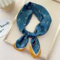 Foulard quadrato in seta blu con stampa di cavalli e cinture, elegante accessorio da donna. - 14 Cavallo Cintura Blu Lago