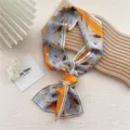 Élégant foulard twilly étroit en soie avec motif de plumes bleues pour femmes élégantes. - 24 Feuille de Bananier Rayure Bleu Orange