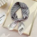 Elegante fazzoletto di seta grigio con stampa a catena, foulard alla moda per donne. - 15 Doppia C Catena Grigio