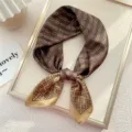 Elegante foulard quadrato in seta marrone da donna stampa catena vintage chic 70cm - 15 Doppia C Catena Giallo
