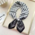 Chic foulard quadrato in seta bianco e nero con motivo a catena classico, elegante. - 17 Doppia C Catena Bianco Nero